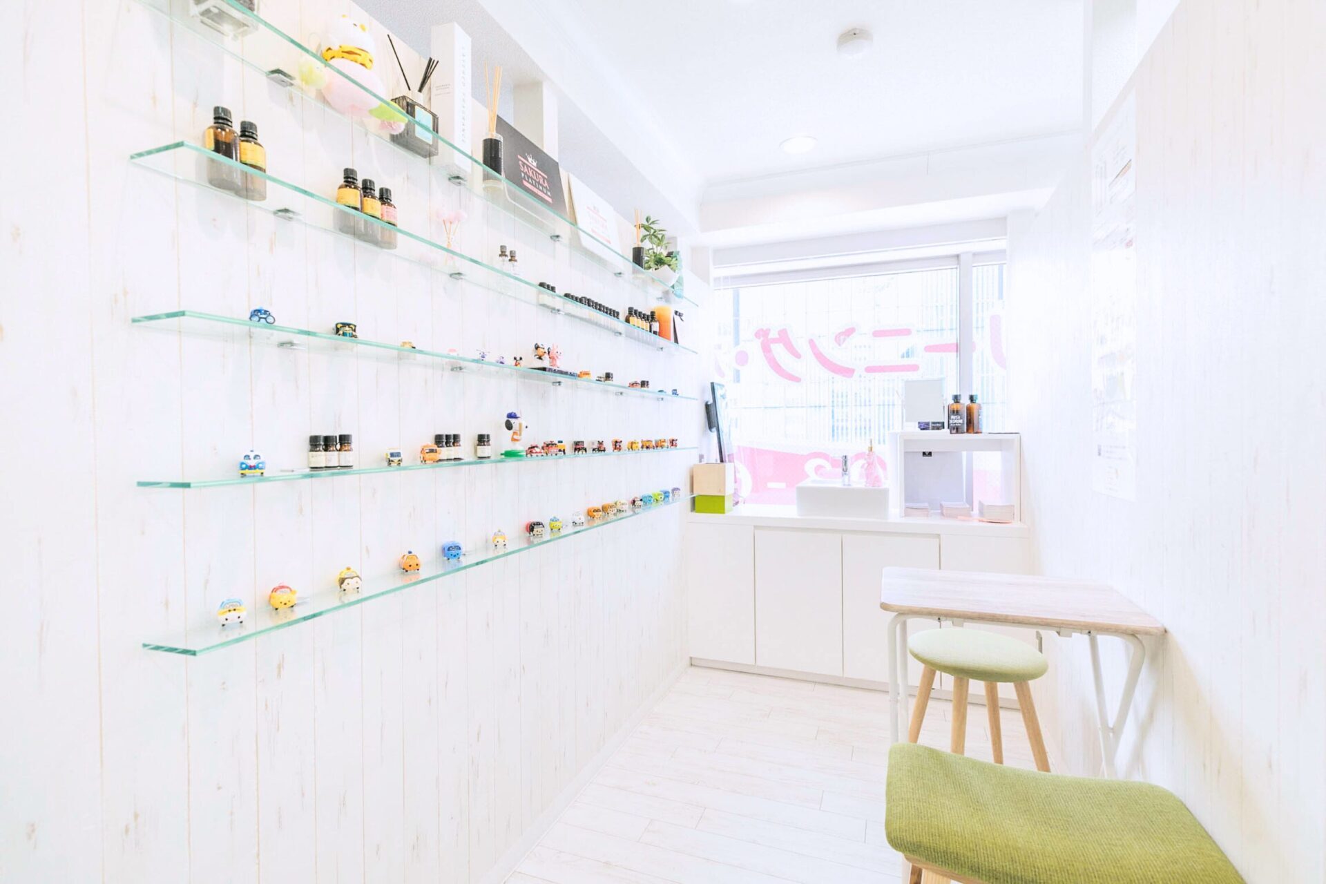 41待合室wa190410明up1 歯医者が苦手な方も安心|渋谷駅徒歩1分さくらプラチナム歯科のアロマ香る明るい受付・待合室(横)